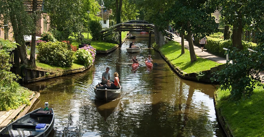 Por qu&eacute; Giethoorn, el bello pueblo holand&eacute;s deber&iacute;a ser tu primer viaje de 2022