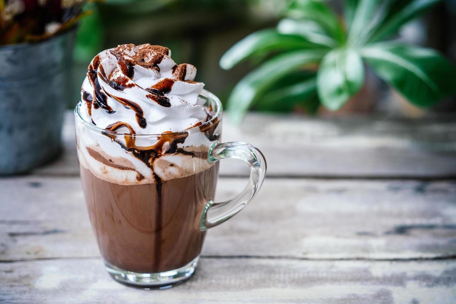 Prueba el chocolate caliente con ron: una deliciosa bebida invernal