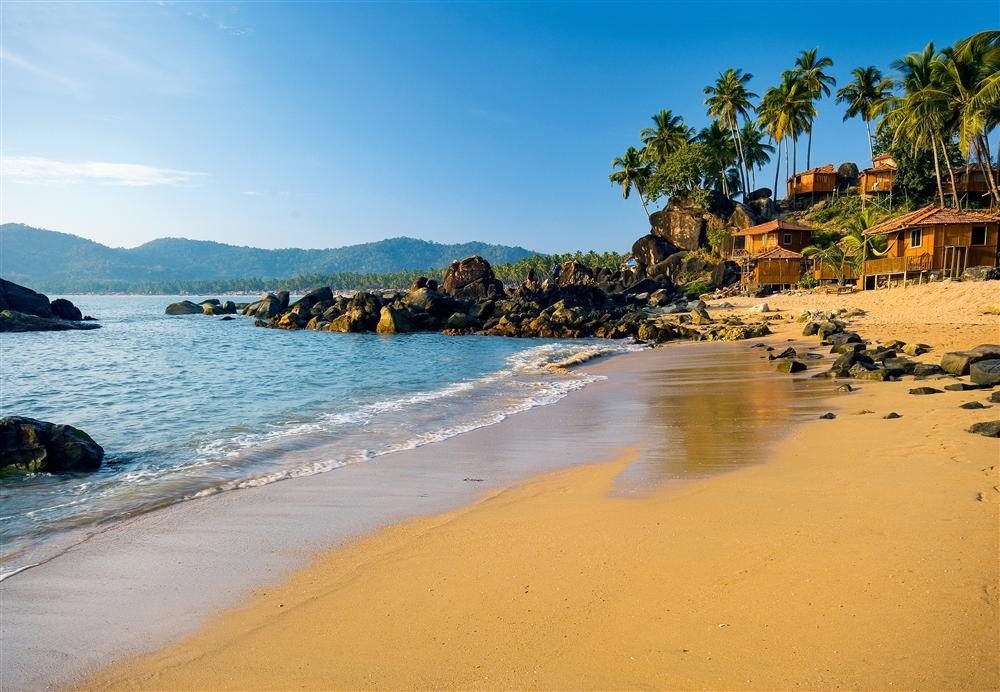 PALOLEM. INDIA El cálido mar de Arabia baña esta playa del estado indio de Goa, en la costa oeste. Su lengua de arena de 1,6 km se encuentra delimitada en ambos extremos por dos grandes rocas. Hasta hace poco, las casas (shacks) y las barcas de pescadores eran la única evidencia humana en Palolem, pero recientemente ha surgido una incipiente infraestructura turística, en parte gracias a su aparición en la película El mito de Bourne (2004). A solo 12 kilómetros, los bosques del Cotigao Wildlife Sanctuary son el hábitat de monos y tigres de Bengala.